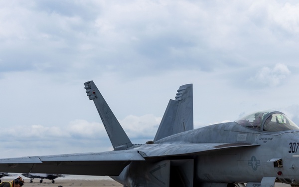 Marines Fuel F-18 Combat Training