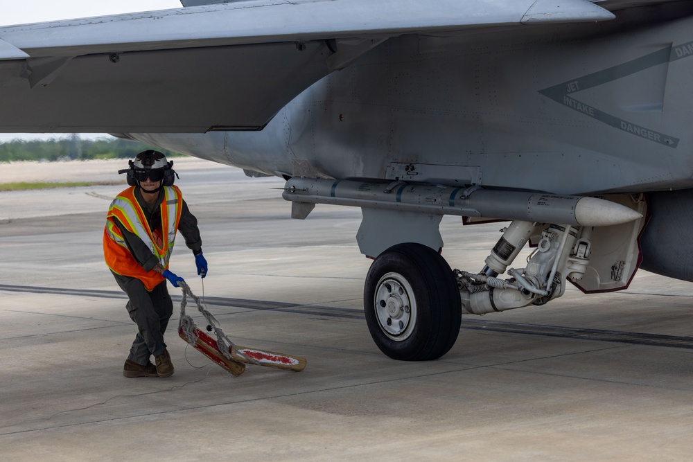 Marines Fuel F-18 Combat Training