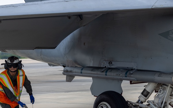 Marines Fuel F-18 Combat Training