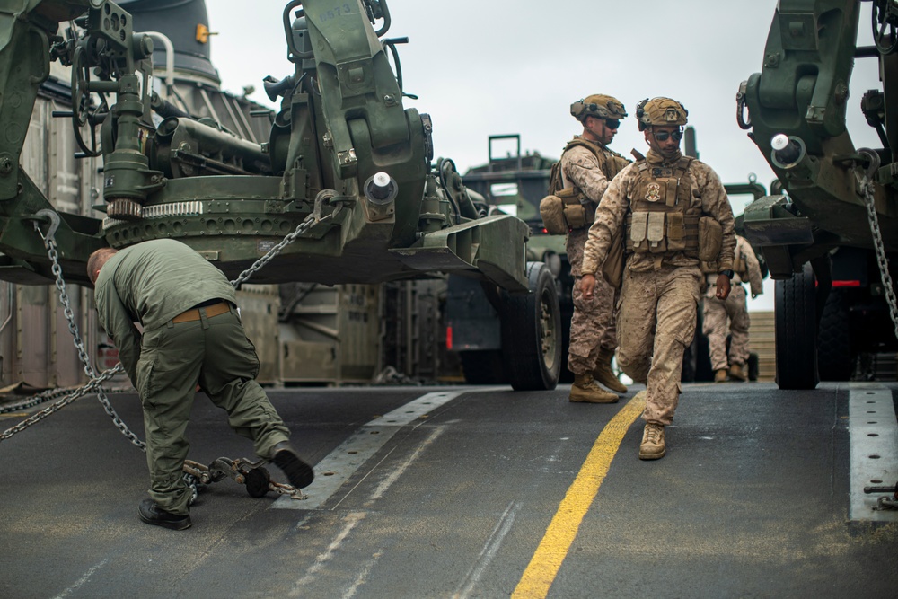 QUART: 2/11 Embarks M777’s onto LCACs