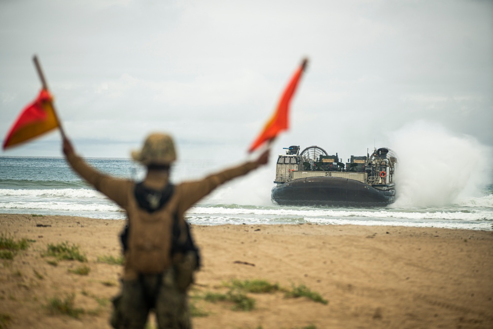 QUART: 2/11 Embarks M777’s onto LCACs