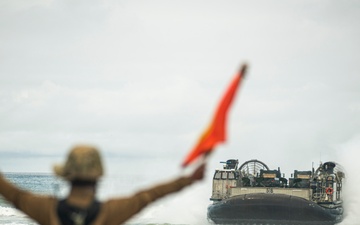 QUART: 2/11 Embarks M777’s onto LCACs