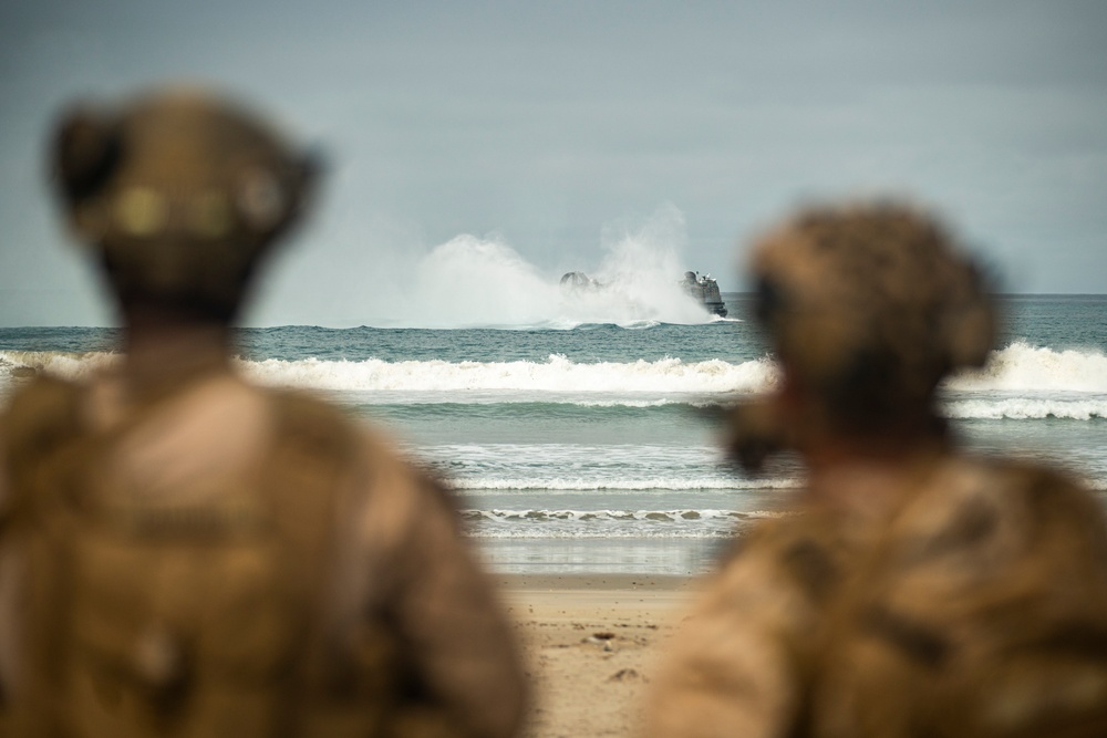 QUART: 2/11 Embarks M777’s onto LCACs