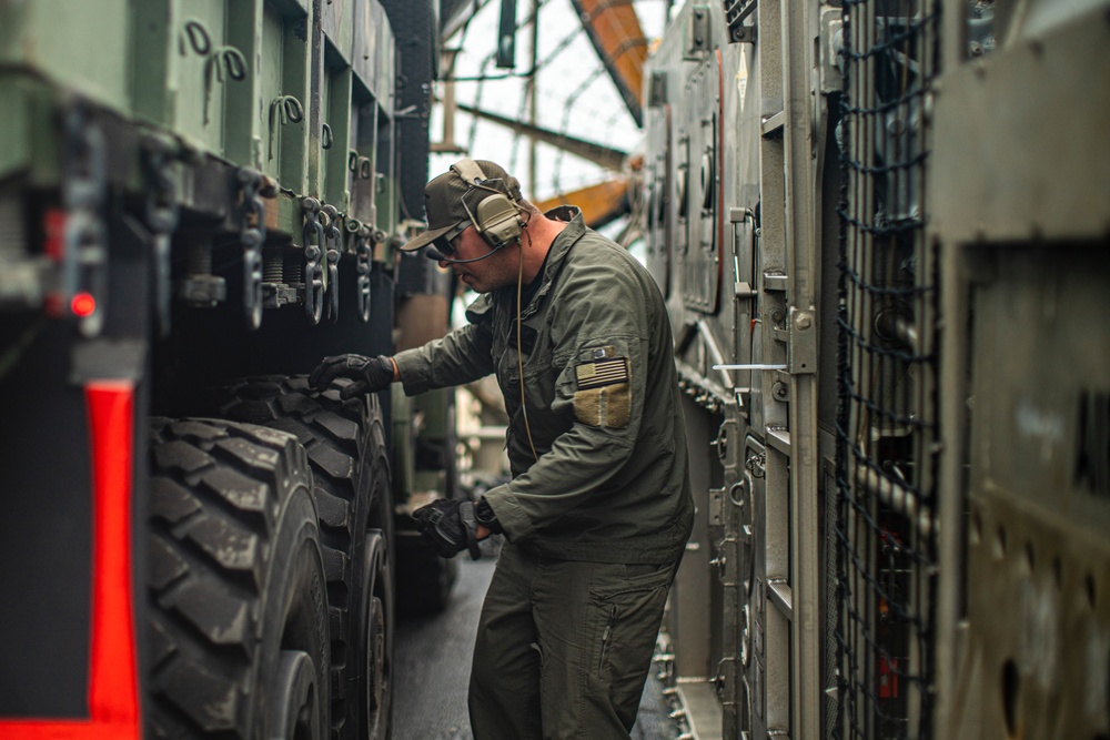 QUART: 2/11 Embarks M777’s onto LCACs
