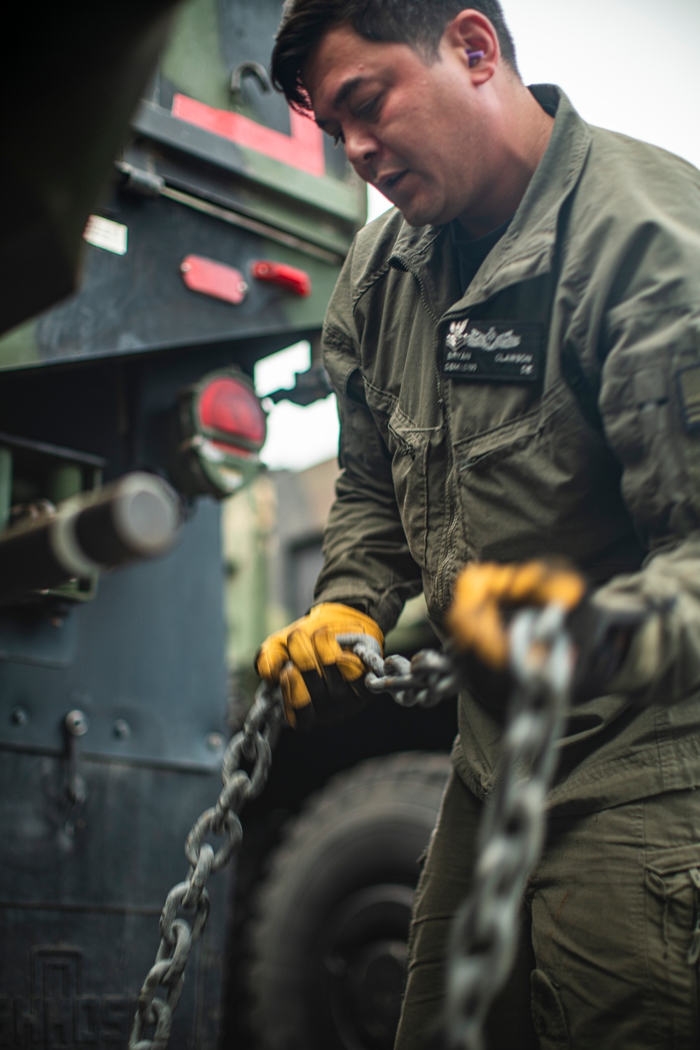 QUART: 2/11 Embarks M777’s onto LCACs