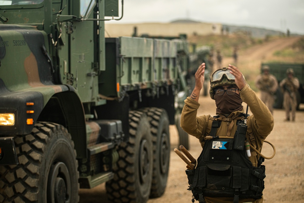 QUART: 2/11 Embarks M777’s onto LCACs