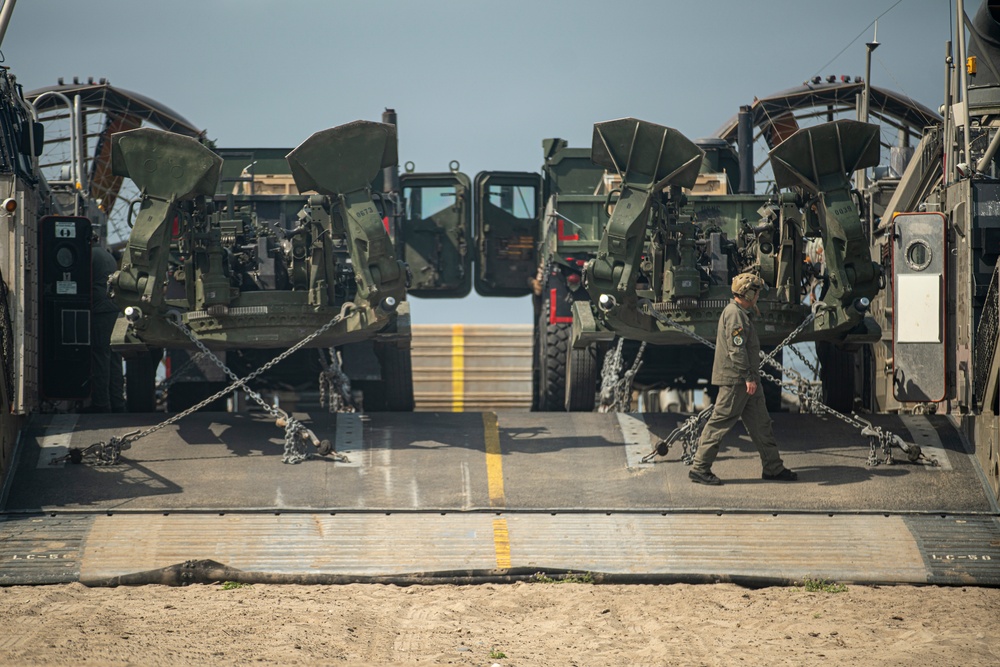 QUART: 2/11 Embarks M777’s onto LCACs