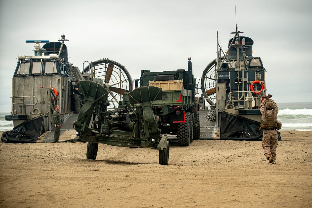 QUART: 2/11 Embarks M777’s onto LCACs
