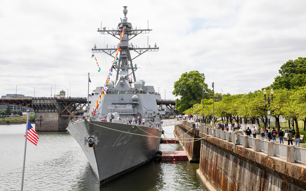 USS Mustin and USS Jack H. Lucas hosts ship tours during Portland Fleet Week 2025