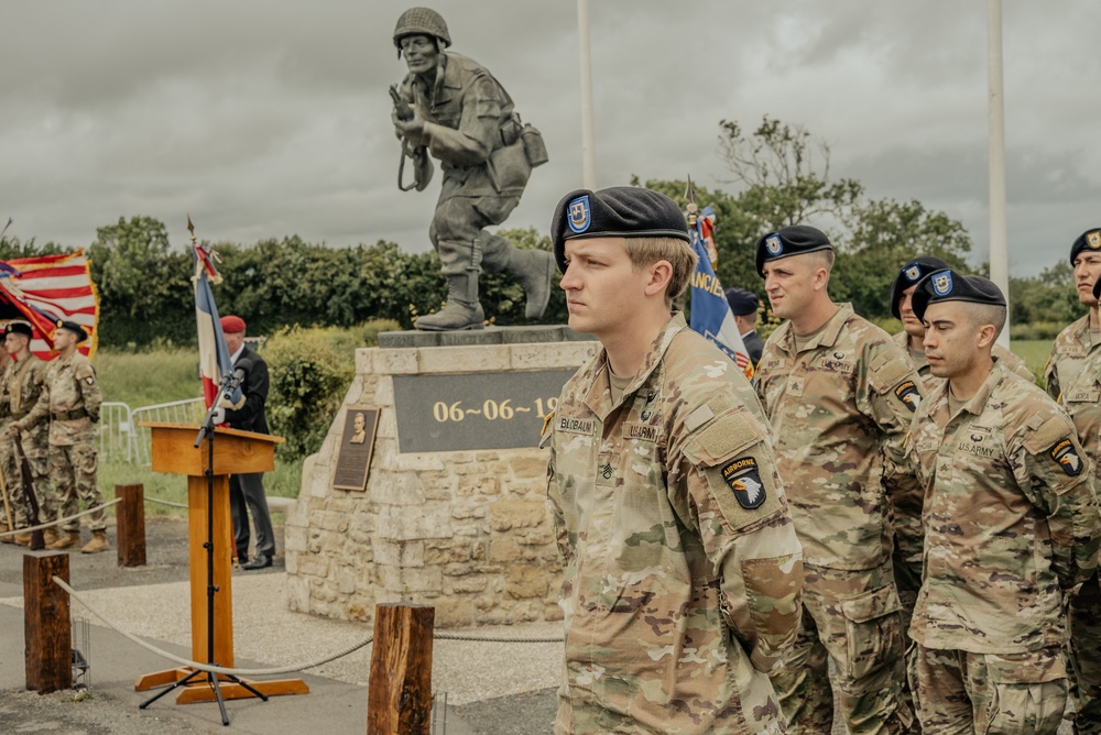 101st Airborne Division Soldiers Attend the Richard WInters Memorial Ceremony