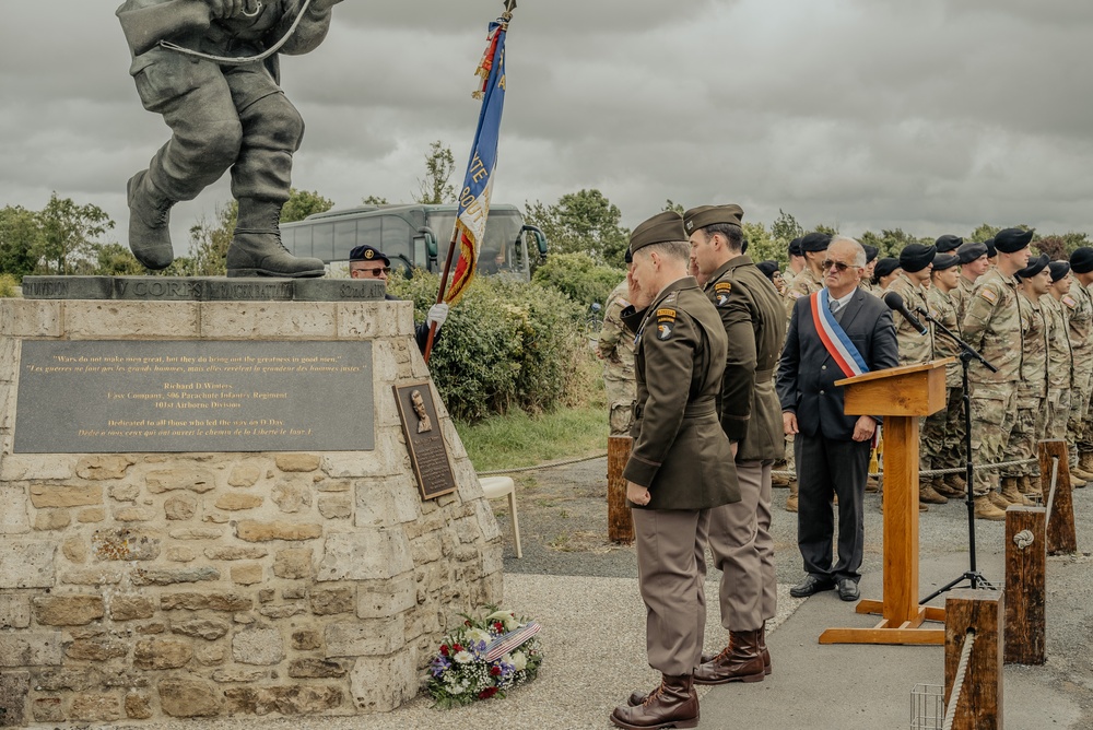 101st Airborne Division Soldiers Attend the Richard WInters Memorial Ceremony