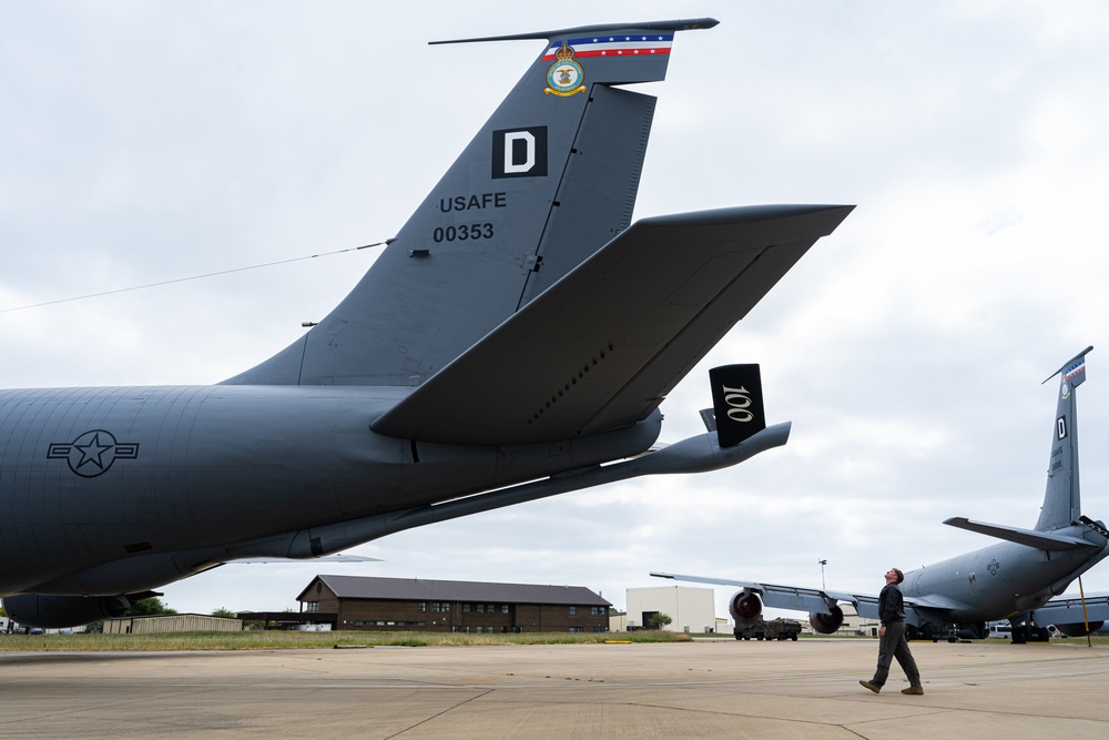 100th ARW refuels E-4B Nightwatch