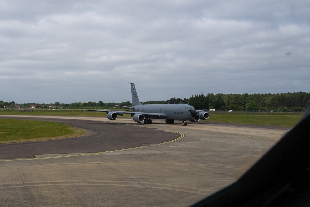 100th ARW refuels E-4B Nightwatch