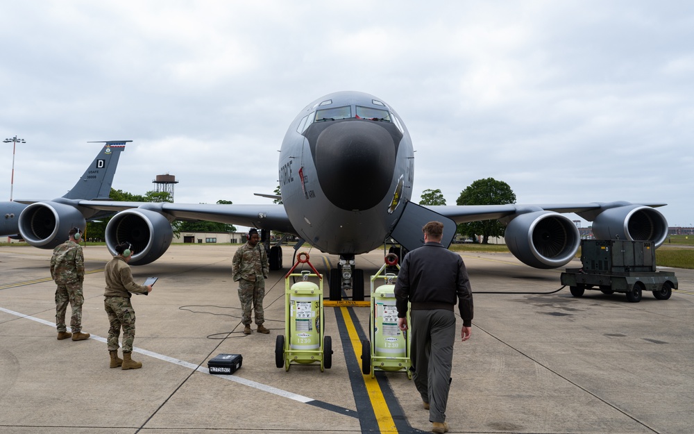 100th ARW refuels E-4B Nightwatch