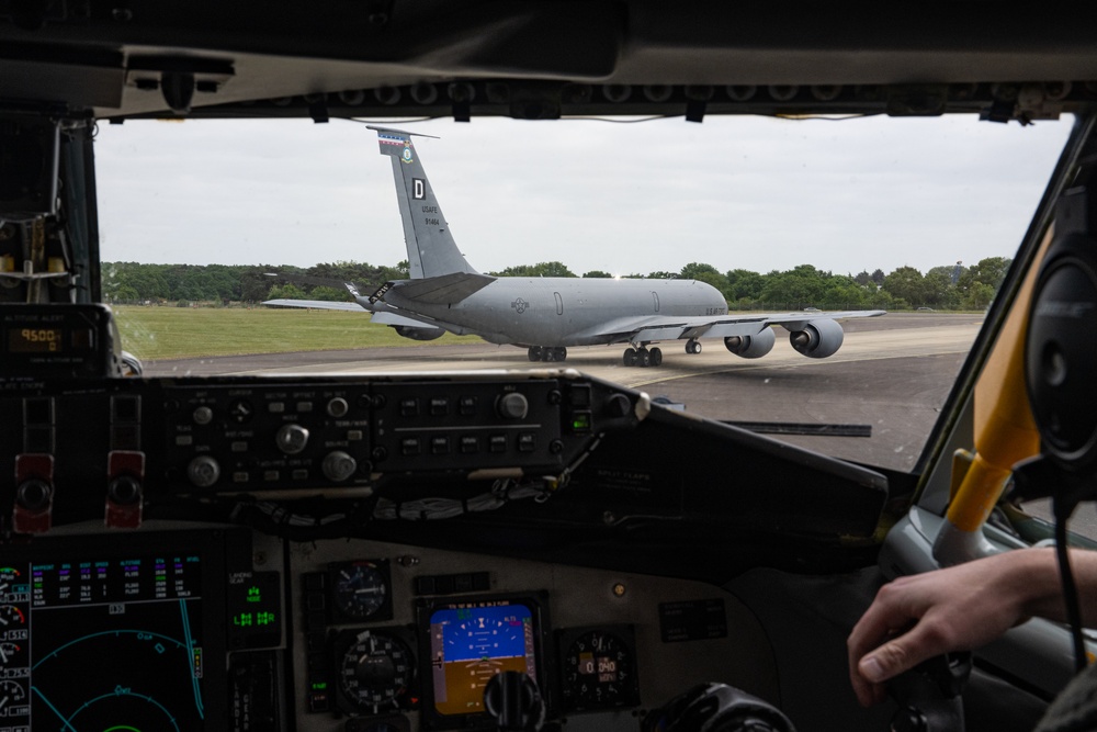 100th ARW refuels E-4B Nightwatch