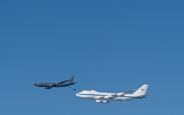 100th ARW refuels E-4B Nightwatch