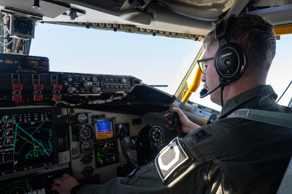 100th ARW refuels E-4B Nightwatch