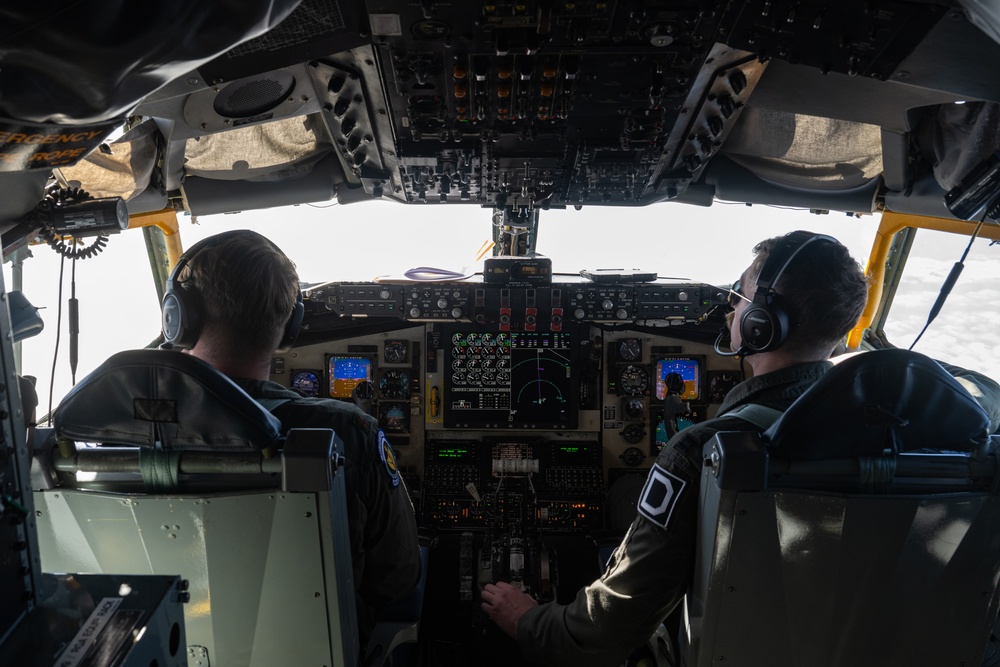 100th ARW refuels E-4B Nightwatch