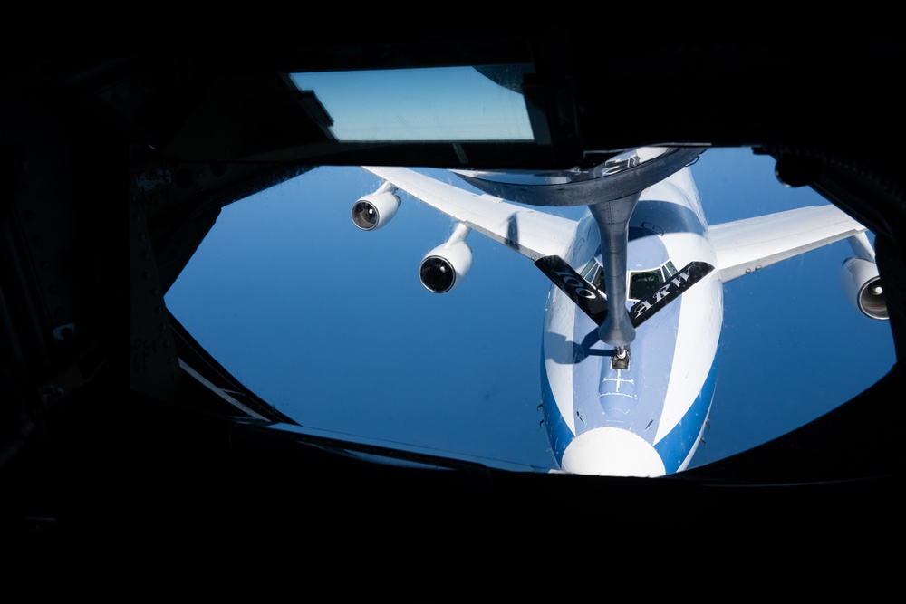 100th ARW refuels E-4B Nightwatch