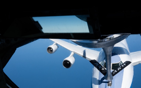 100th ARW refuels E-4B Nightwatch