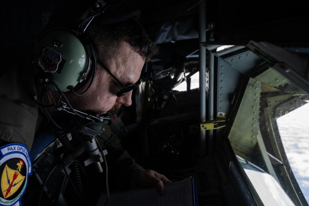 100th ARW refuels E-4B Nightwatch