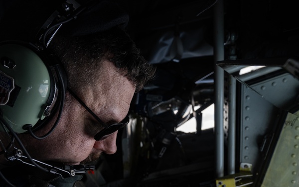 100th ARW refuels E-4B Nightwatch