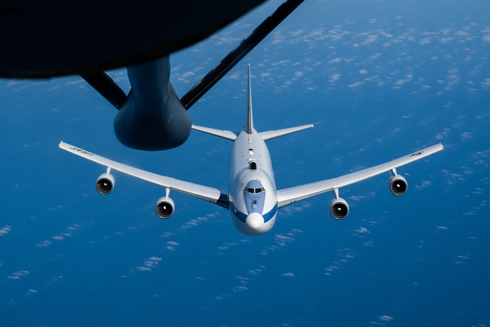 100th ARW refuels E-4B Nightwatch