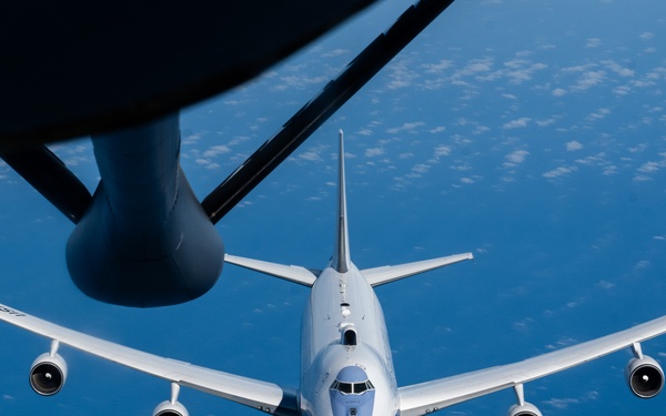 100th ARW refuels E-4B Nightwatch