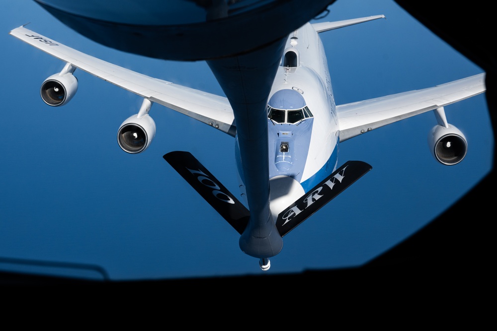 100th ARW refuels E-4B Nightwatch