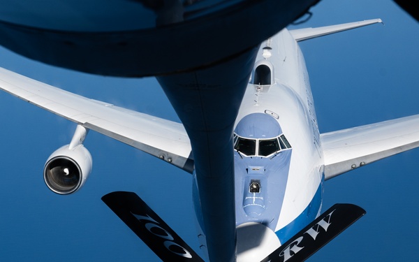 100th ARW refuels E-4B Nightwatch