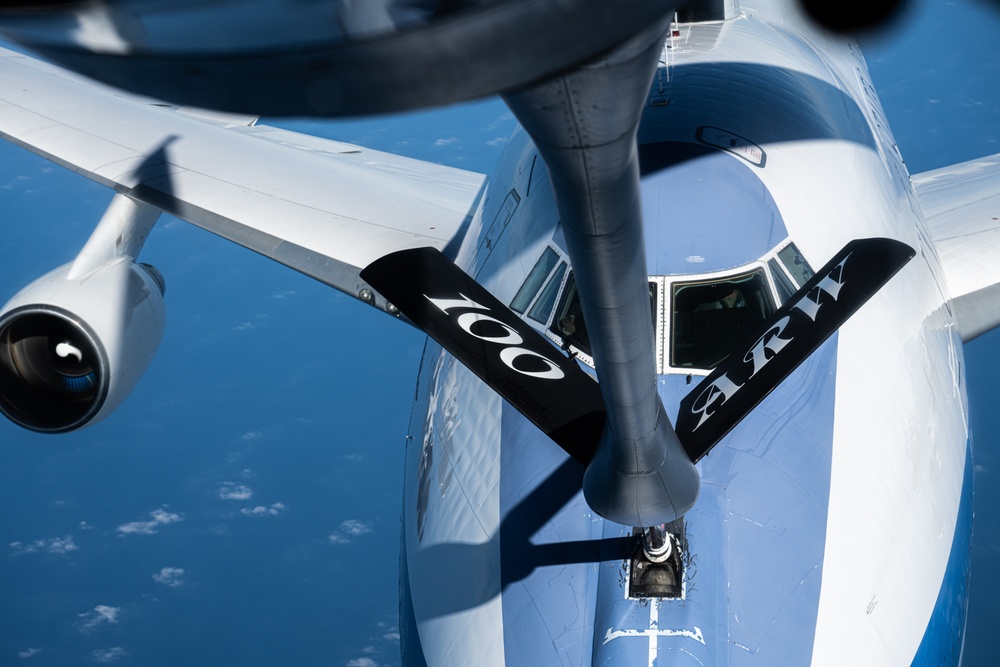 100th ARW refuels E-4B Nightwatch