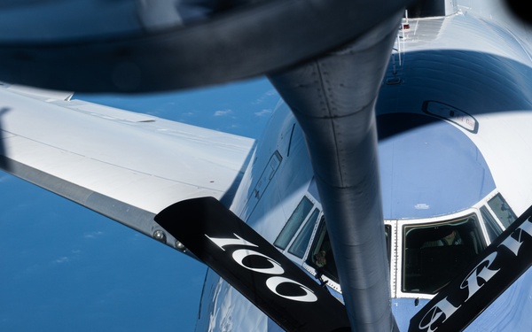 100th ARW refuels E-4B Nightwatch