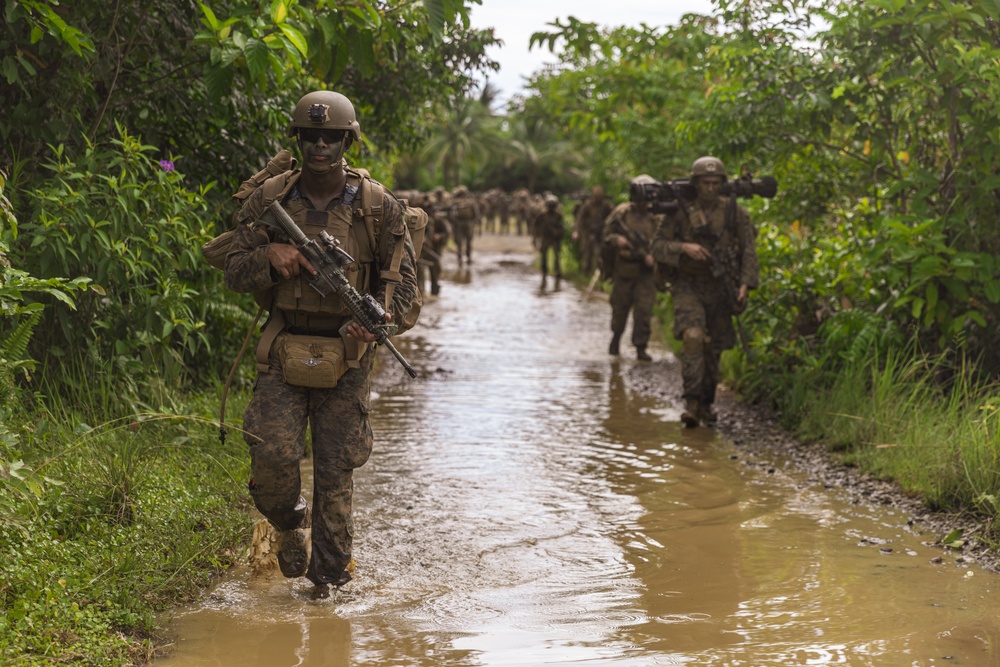 KAMANDAG 9: U.S. Marines with 2nd Bn. 1st Marines, MRF-D 25.3 conduct an air insert