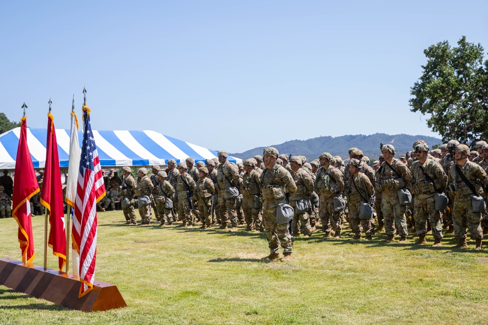 Chief of Army Reserve Re-enlists Soldiers at Mojave Falcon