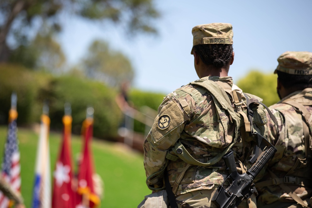 Chief of Army Reserve Re-enlists Soldiers at Mojave Falcon
