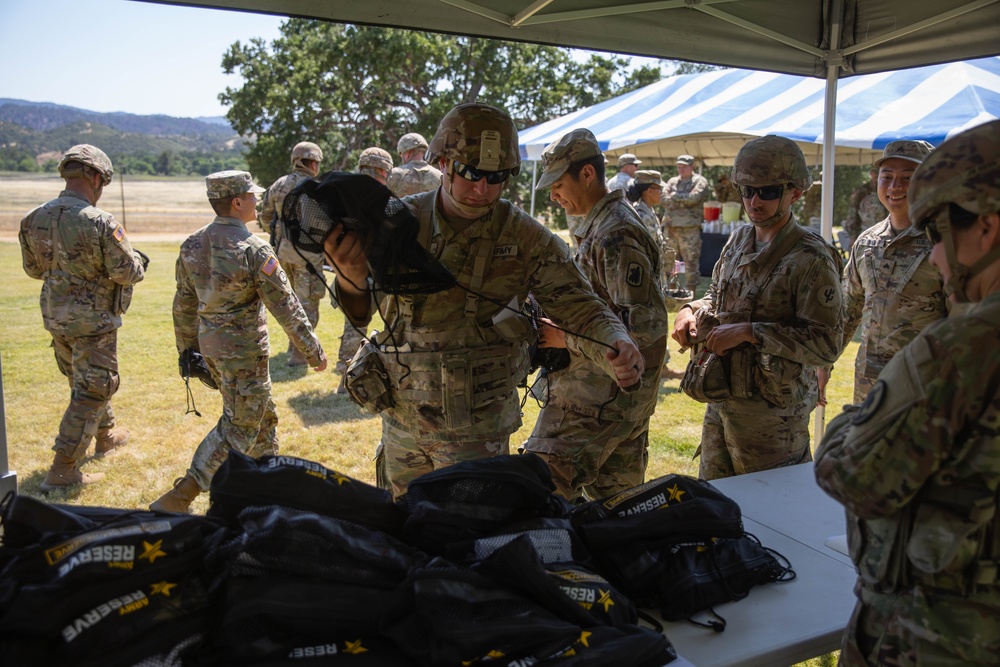 Chief of Army Reserve Re-enlists Soldiers at Mojave Falcon