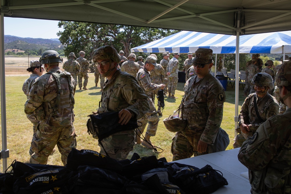 Chief of Army Reserve Re-enlists Soldiers at Mojave Falcon