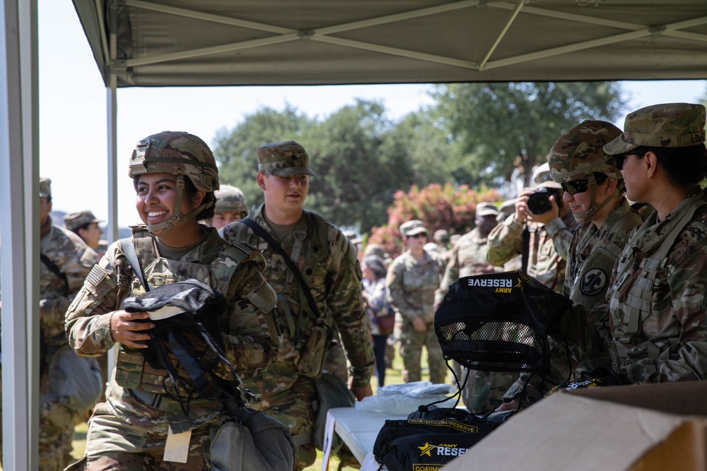 Chief of Army Reserve Re-enlists Soldiers at Mojave Falcon