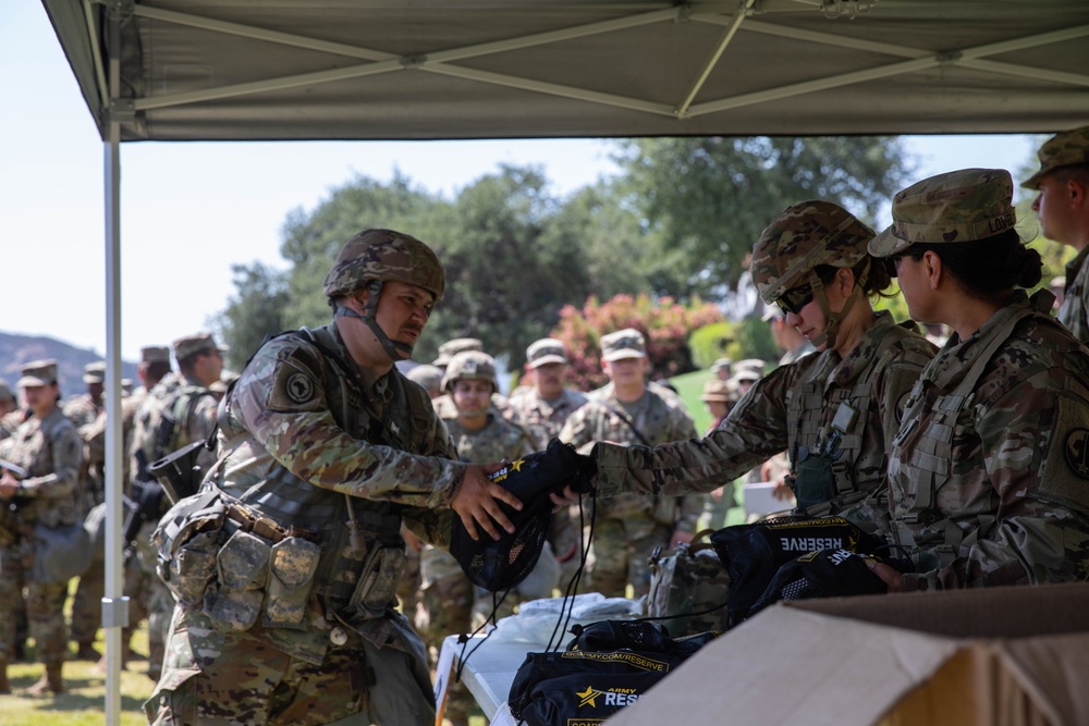 Chief of Army Reserve Re-enlists Soldiers at Mojave Falcon
