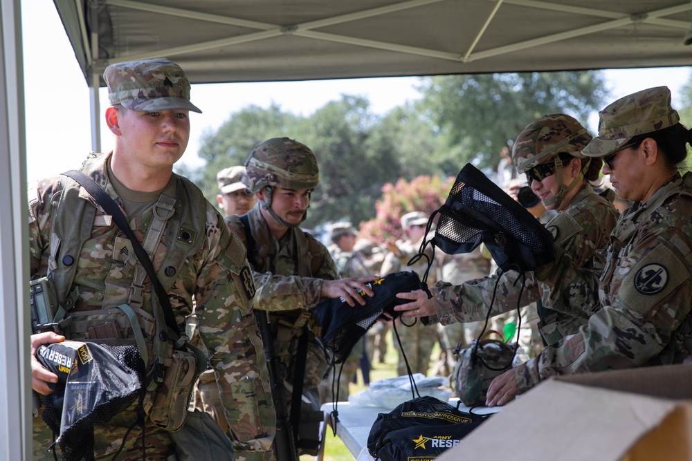 Chief of Army Reserve Re-enlists Soldiers at Mojave Falcon