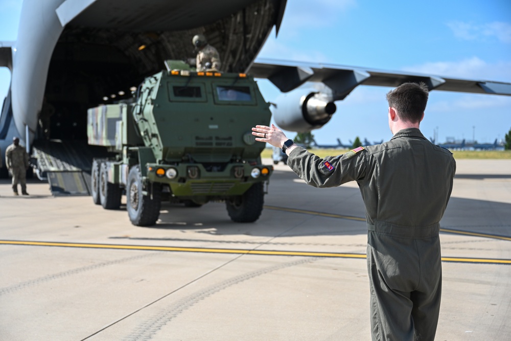 Air Force loadmasters prepare Army National Guardsmen