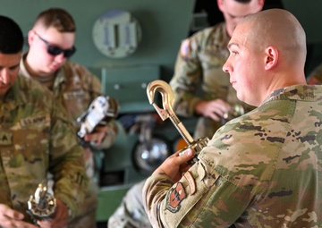 Air Force loadmasters prepare Army National Guardsmen