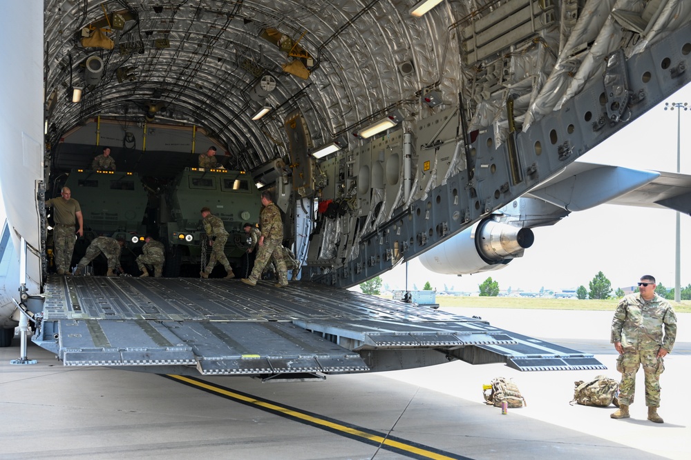 Air Force loadmasters prepare Army National Guardsmen