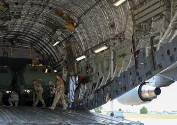 Air Force loadmasters prepare Army National Guardsmen