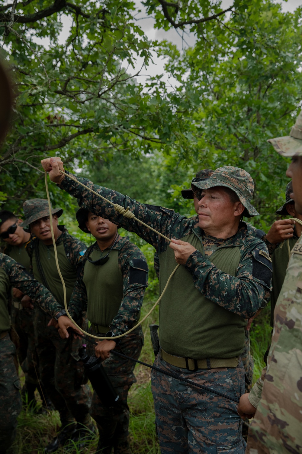 Guatemalan Armed Forces teach 39th Infantry Recon Blood Knots