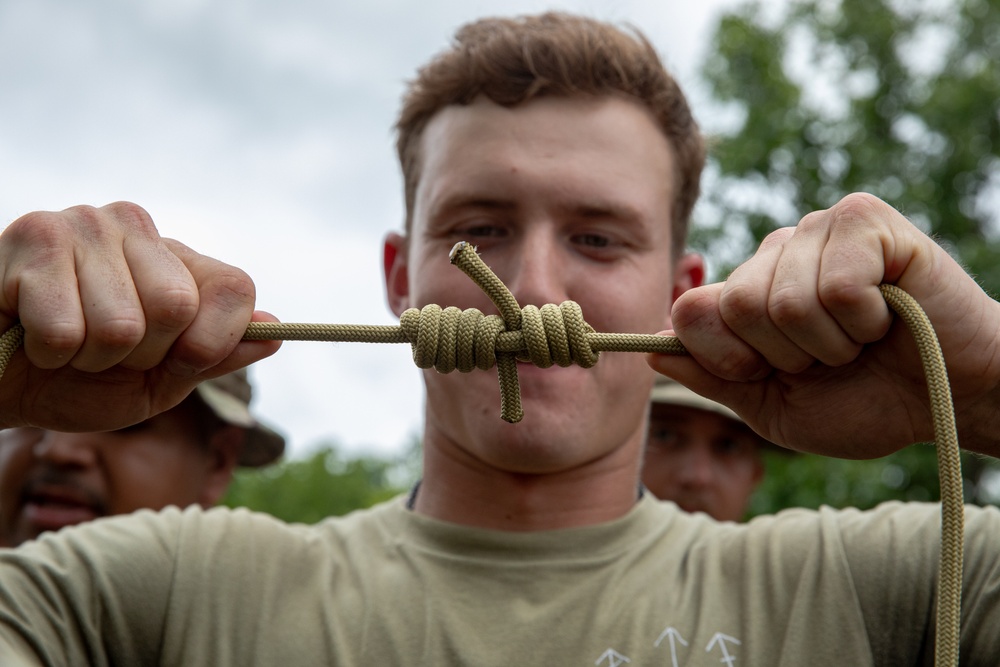 Guatemalan Armed Forces teach 39th Infantry Recon Blood Knots