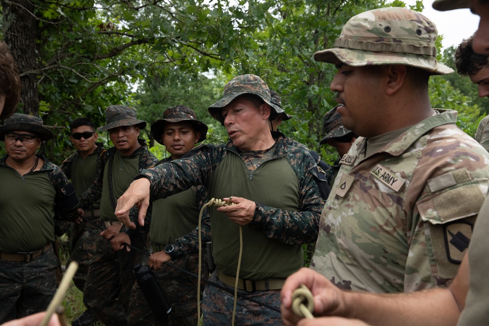 Guatemalan Armed Forces teach 39th Infantry Recon Blood Knots