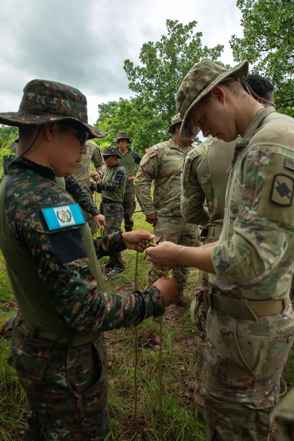 Guatemalan Armed Forces teach 39th Infantry Recon Blood Knots