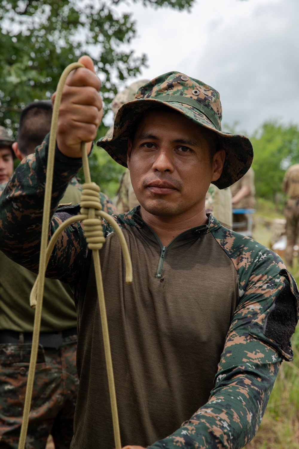 Guatemalan Armed Forces teach 39th Infantry Recon Blood Knots