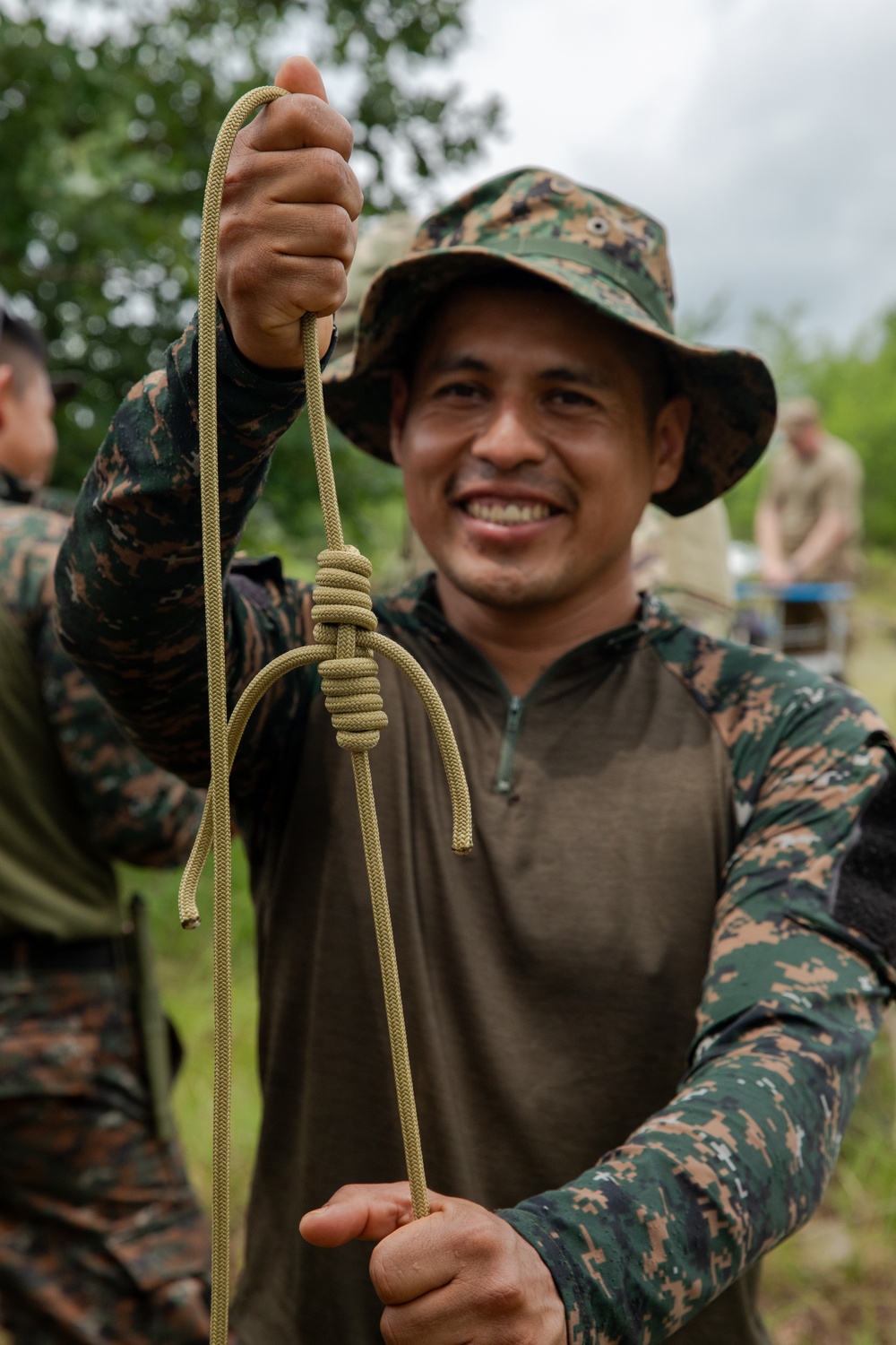 Guatemalan Armed Forces teach 39th Infantry Recon Blood Knots